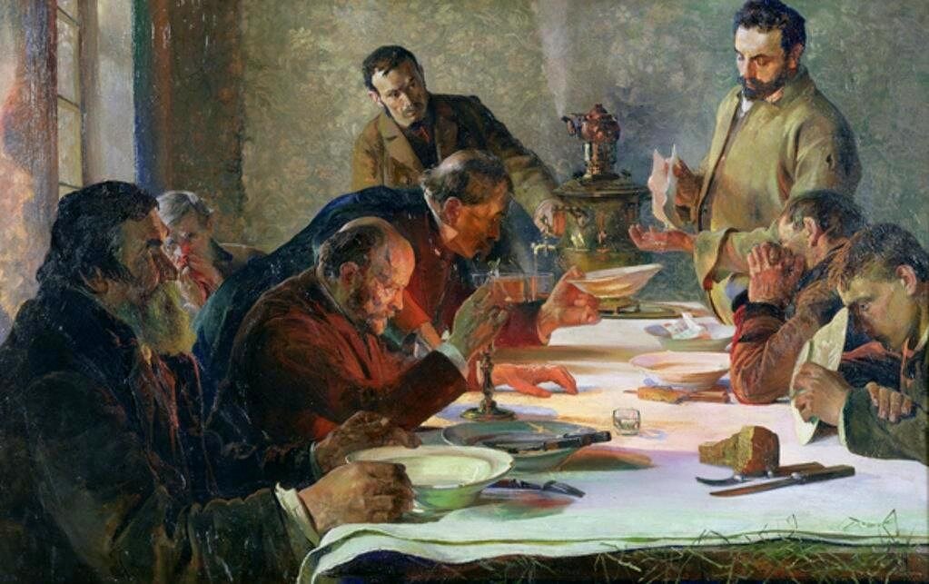 Obraz przedstawia scenę rodzajową. Przy świątecznym stole siedzi grupa ośmiu mężczyzn. Mężczyźni są w różnym wieku – starsi i młodsi. Na ich twarzach maluje się smutek i zwątpienie. Na białym obrusie jest postawionych kilka pustych talerzy. Leży kawałek ciemnego chleba. Na końcu stołu stoi dymiący samowar.