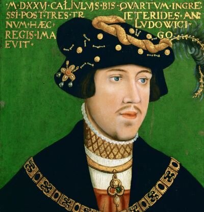 Ilustracja przedstawia młodego mężczyzny z małym wąsikiem i zarostem pod dolną wargą. Młodzieniec ma owalną, szczupłą twarz, duże, niebieskie oczy, łagodne rysy. Ubrany jest w koszulę z kryzą pod szyją, na ramionach czarny płaszcz, na ramionach łańcuch ozdobny. Pod szyją wisior. Na głowie czapka, podobna do spłaszczonego kapelusza z nausznikami. Na czapce wyhaftowany wzór roślinny. 