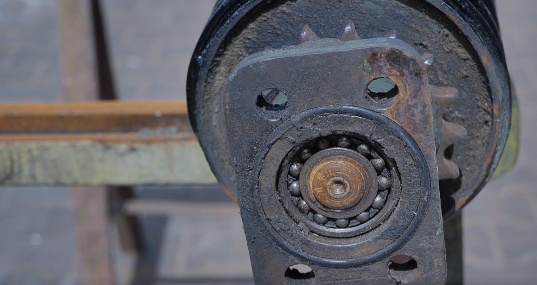 Zdjęcie przedstawia łożysko. Jest to okrągły element umieszczony pomiędzy innymi elementami.