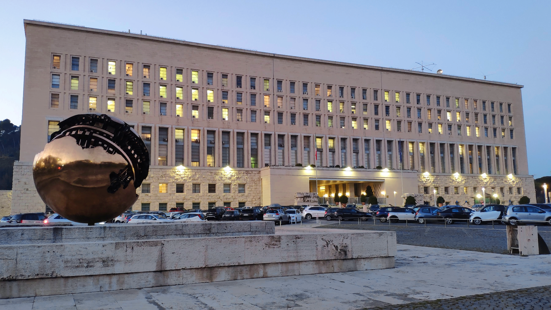 Zdjęcie przedstawia budynek pałacu Farnesina w Rzymie - siedzibę Ministerstwa Spraw Zagranicznych Włoch.