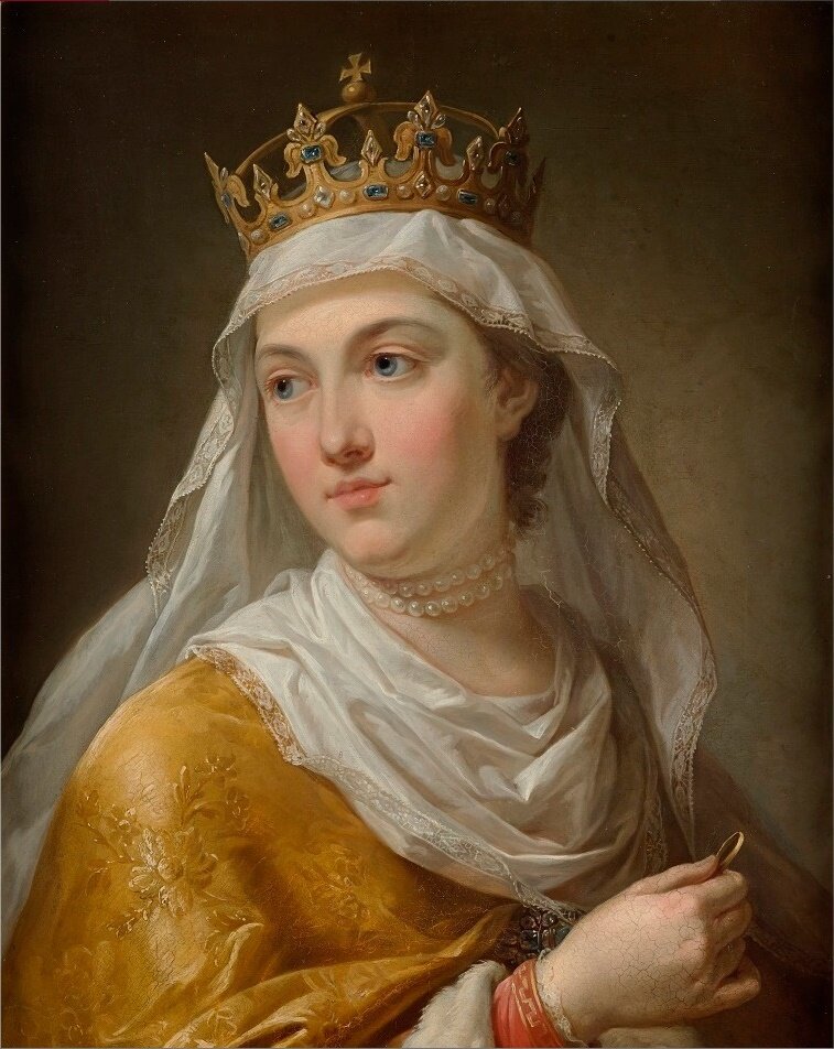 Ilustracja przedstawia portret młodej kobiety - jest to królowa Jadwiga Andegaweńska. Głowę ma skierowaną w prawą stronę. Ma pogodną twarz. Posiada na głowie zdobioną chustę, a na niej koronę z kamieniami szlachetnymi. Na ramionach ma szal, a na szyi naszyjnik z pereł. Ubrana jest w żółtą szatę z tłoczoną tkaniną. 