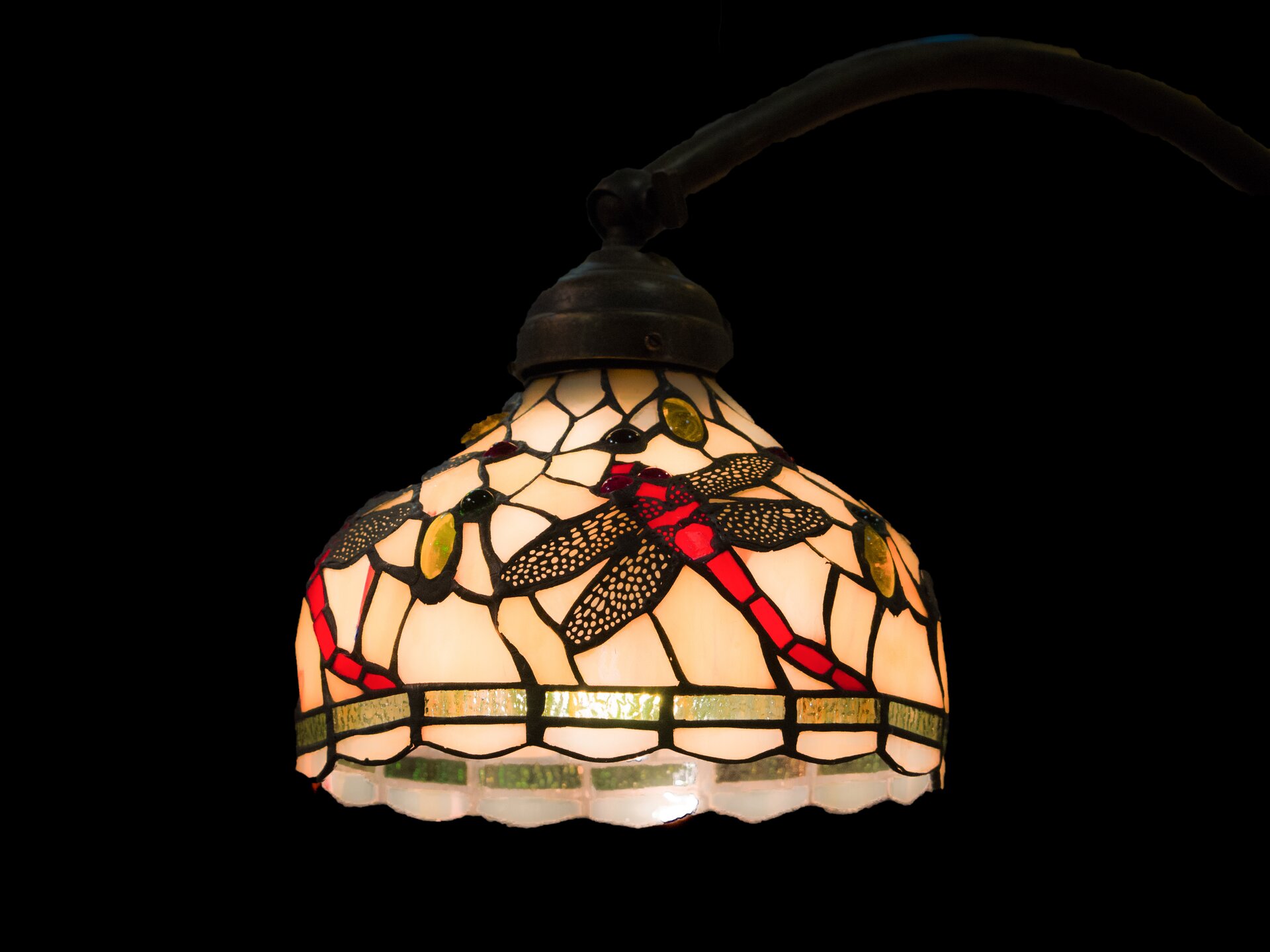 Ilustracja przedstawia lampę Tiffany’ego, którą przedstawia ważkę.