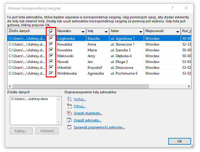 Na ilustracji znajduje się okno informacyjne zatytułowane Adresaci korespondencji seryjnej. Zawiera ona linki, nazwiska, imiona i adresy zamieszkania. Przed nimi zaznaczone są pola wyboru z zaznaczonymi ptaszkami. Na niebiesko zaznaczona jest cała pierwsza linijka opcji. 