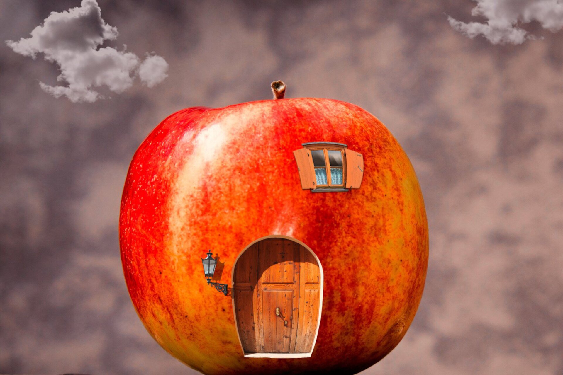 Ilustracja przedstawia jabłko, w którym wydrążono domek