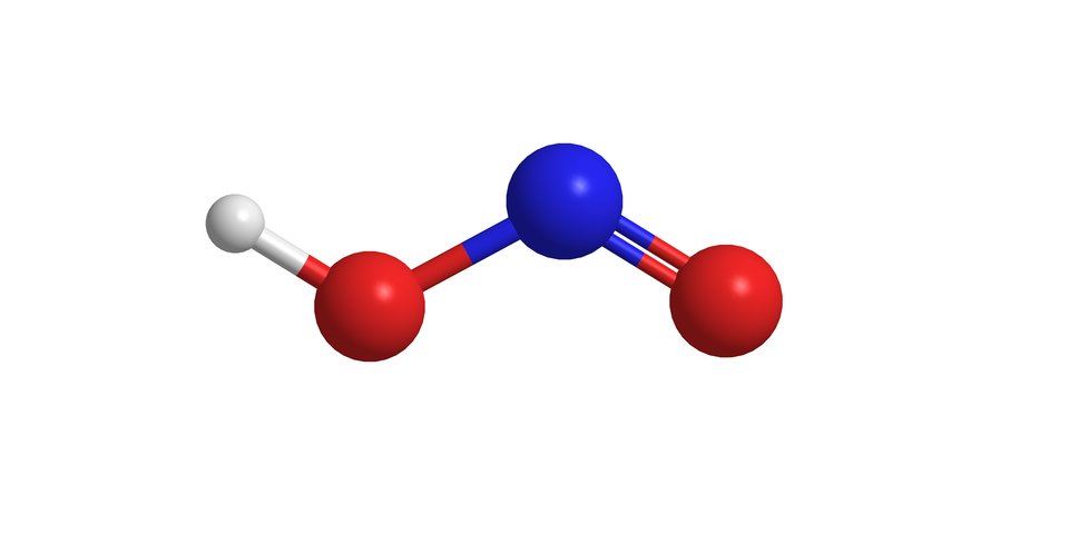 Ilustracja przedstawiająca model kulkowo‑pręcikowy kwasu azotowego(trzy). Struktura zbudowana z atomu azotu połączonego za pomocą wiązania podwójnego z atomem tlenu oraz za pomocą wiązania pojedynczego z atomem tlenu połączonym z atomem wodoru. Atom azotu symbolizuje niebieska kulka, atomy tlenu dwie czerwone kulki, zaś atom wodoru mała biała kulka.