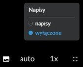Grafika przedstawia widok opcji włączenia/wyłączenia napisów. W czarny kwadrat, w prawym górnym polu wpisany jest szary prostokąt, w którym znajdują się napis z białych liter "Napis", poniżej którego znajdują się szary okrąg, na prawo od której jest napis "napisy" z białych liter oraz niebieskie kółko, na prawo od którego znajduje się napis "wyłączone" z niebieskich liter. W dolnym polu czarnego kwadratu znajduje się od prawej ikona białego prostokąta, napis "auto", "1x" i ikona trybu pełnoekranowego.  