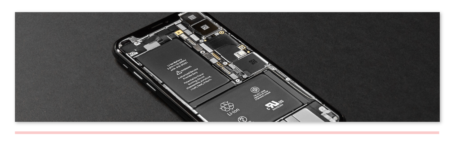 Ilustracja przedstawia smartfon bez tylnej pokrywy.