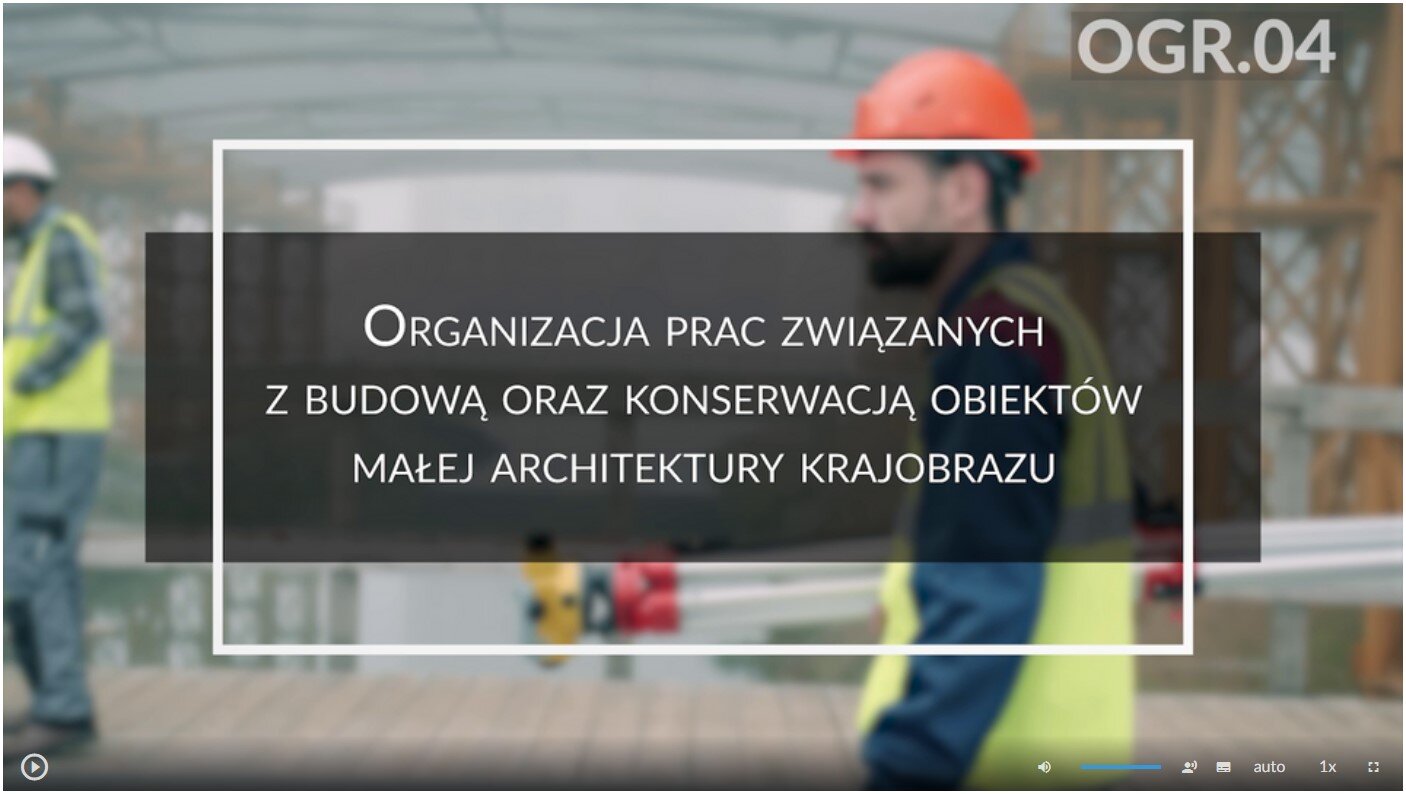 Przykładowy wygląd ekranu filmu. Znajduje się na nim plansza tytułowa. Jest to rozmyta fotografia przedstawiająca mężczyzn w odblaskowych kamizelkach i z kaskami na głowach. Na jej tle umieszczony została umieszczona ciemna plansza z tytułem filmu: Organizacja prac związanych z budową oraz konserwacją obiektów małej architektury krajobrazu. W lewym dolnym rogu ekranu filmu umieszczony jest przycisk służący do odtwarzania i zatrzymywania filmu. W prawym dolnym rogu ekranu umieszczono szereg różnych przycisków. Odpowiedzialne są one za uruchamianie napisów, zmianę głośności, zmianę jakości wyświetlanego materiału, zmianę szybkości odtwarzania oraz włączenie lub wyłączenie trybu pełnoekranowego.