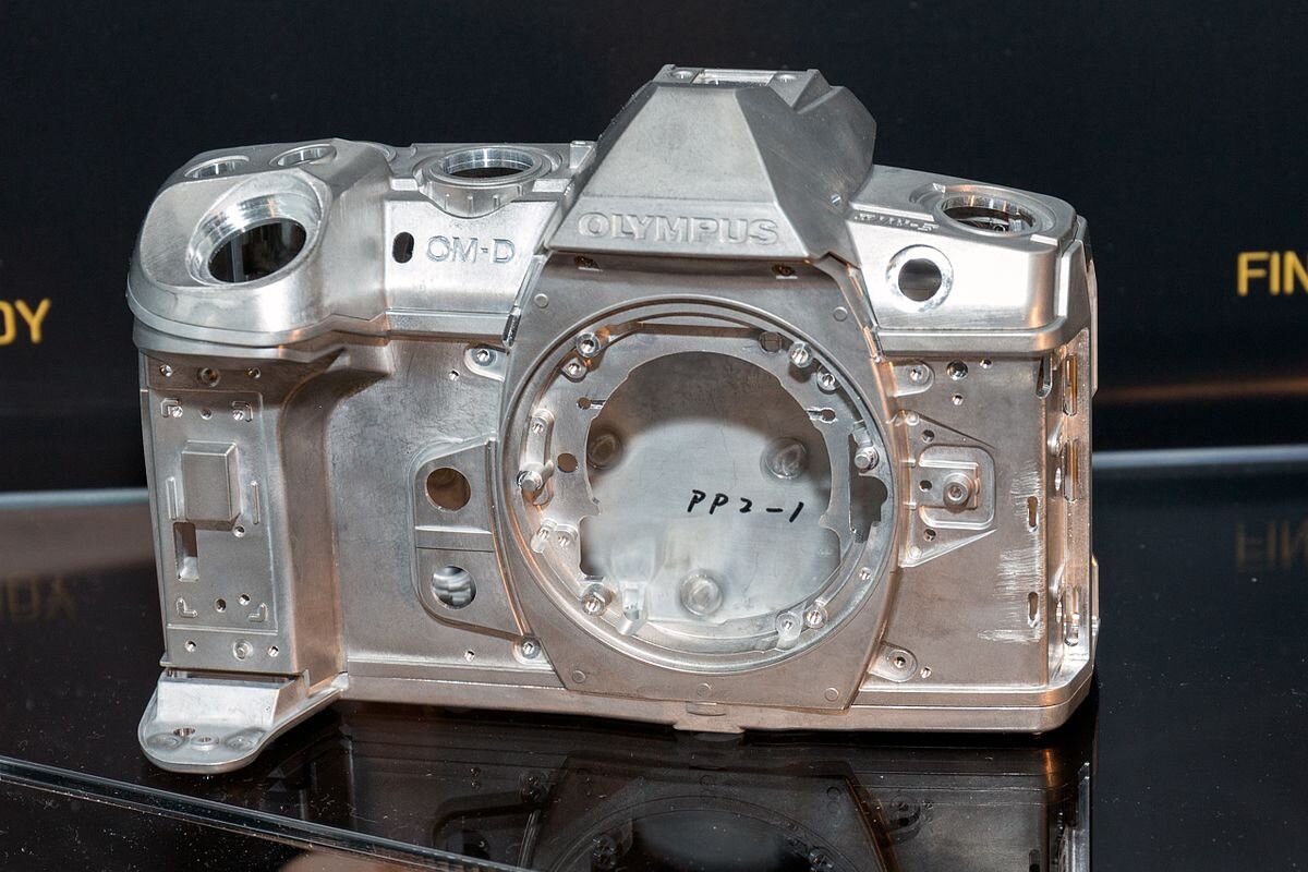 Ilustracja przedstawia obudowę aparatu fotograficznego wykonaną ze stopu magnezu.