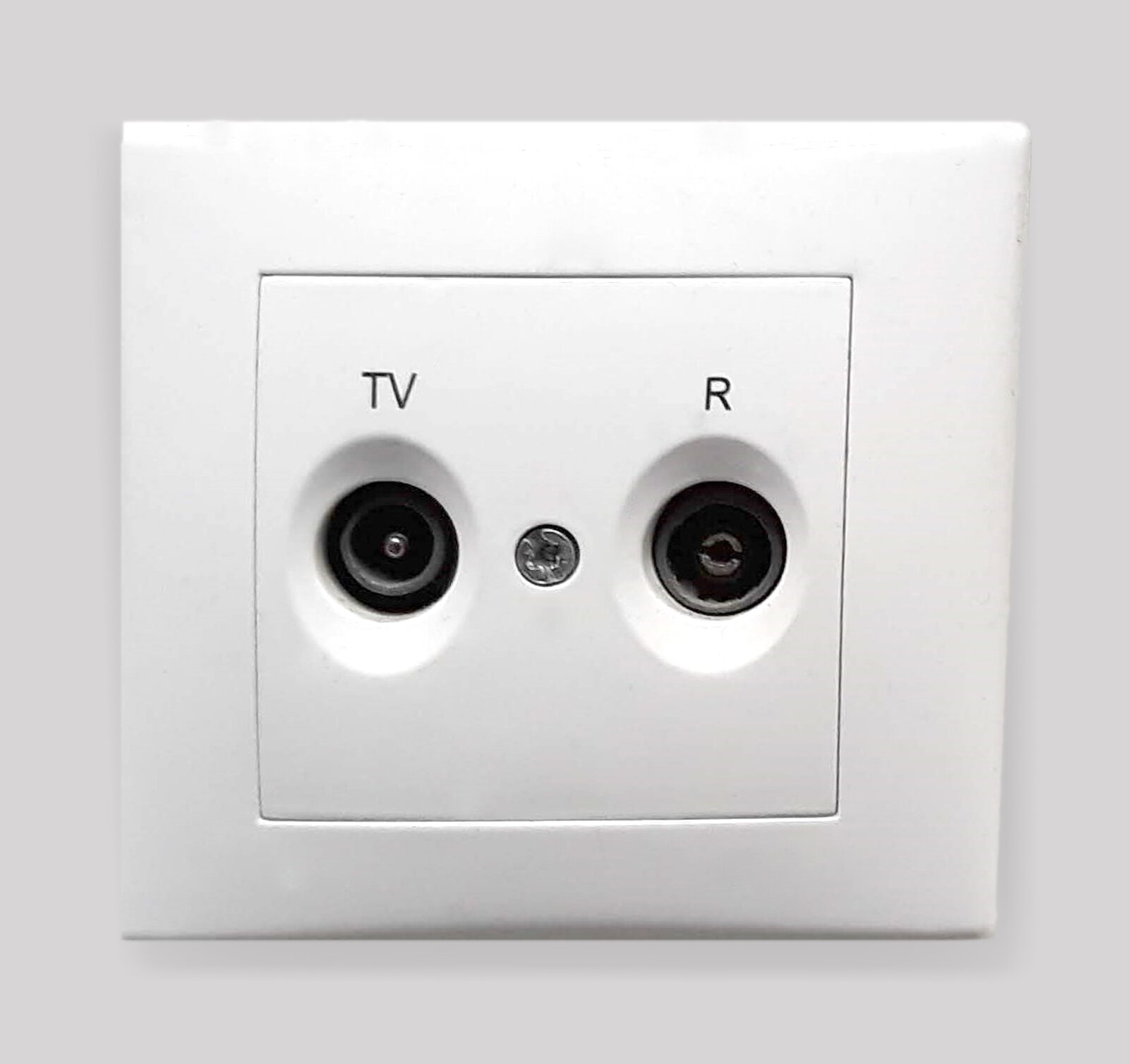 Na zdjęciu jest widoczne gniazdo abonenckie instalacji antenowej , montowane podtynkowo. Wewnątrz kwadratowej plastikowej ramki widoczne są dwa otwory. Pierwszy to wejście telewizyjne, drugi – radiowe.