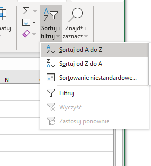 Na zrzucie ekranu widoczny jest fragment aplikacji Excel. Z paska opcji wybrano Sortuj i filtruj, a następnie z rozwiniętej listy Sortuj od A do Z.