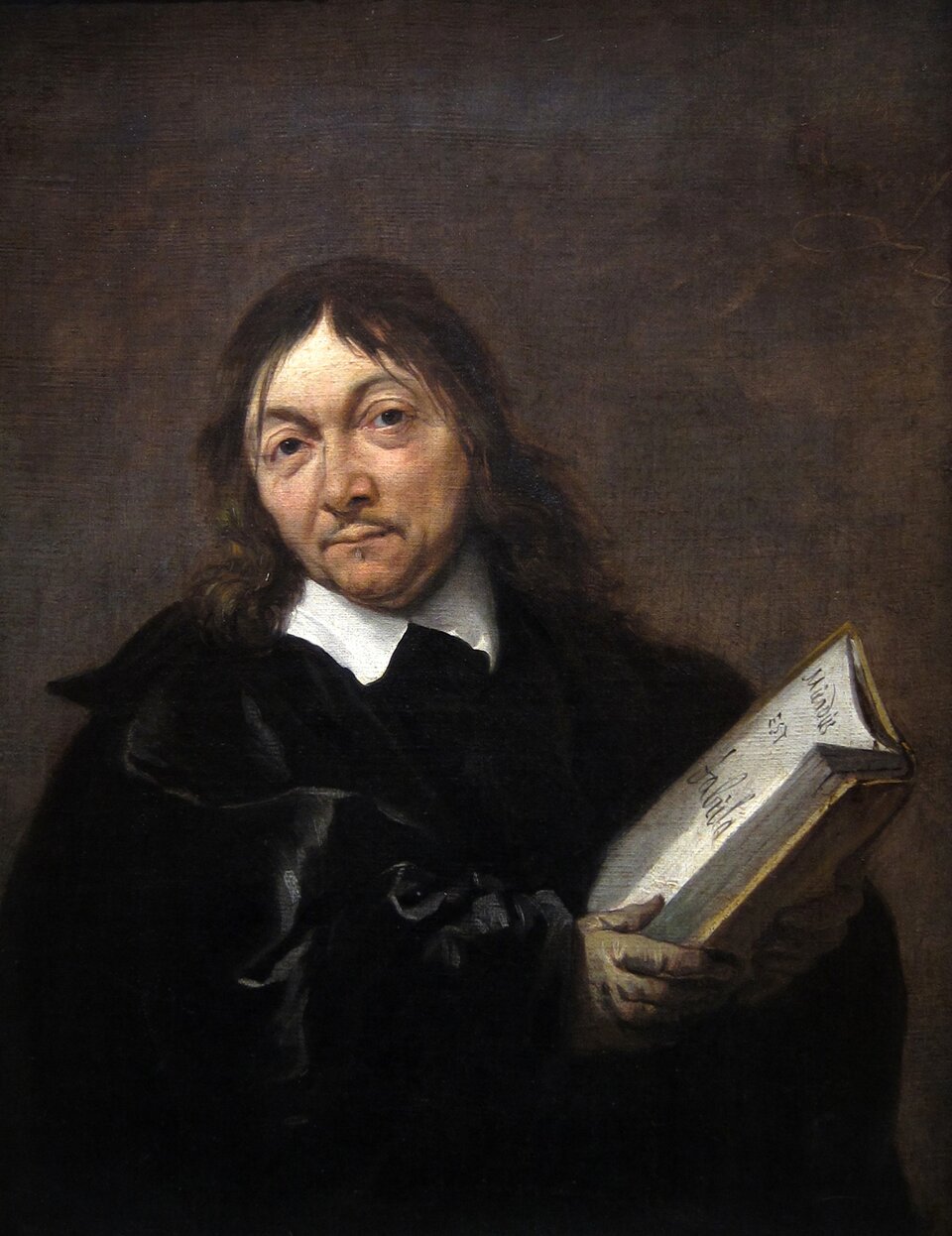 Obraz przedstawia portret Kartezjusza trzymającego otwartą księgę. Jest ubrany na czarno, pod szyją ma biały kołnierz. Jego rzadkie, ciemnobrązowe włosy sięgają do ramion. Duże oczy okolone są łukowatymi brwiami. Pod długim nosem widać cienkie wąsy i niewielką kępkę włosów pod dolną wargą. Tło jest ciemne.