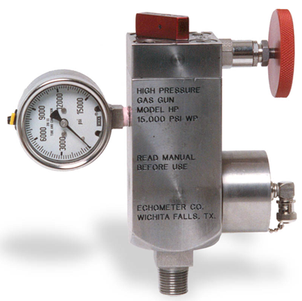 Na zdjęciu przedstawiono schemat budowy pistolet gazowy typu 15000PSI Gas Gun >. Pistolet wykorzystywany jest do pomiarów w odwiercie polegających na wytworzeniu impulsu ciśnienia poprzez implozje lub eksplozję. Centralną częścią urządzenia jest podłużny korpus o kształcie prostopadłościanu. Korpus jest w orientacji poziomej. Do dolnej ściany korpusu przyłączony jest po lewej stronie cylindryczny element. Dodatkowo po prawej stronie znajduje się nóżka. Nóżka jest wykonana z dwóch elementów. Cienkiego cylindra o orientacji poziomej do którego przyłączona jest czerwona okrągła podstawa. Do górnej ściany pistoletu przymocowany jest manometr. Manometr ma kształt okręgu. Centralną jego częścią jest tarcza oraz wskazówka wskazująca wartość ciśnienia. Manometr jest przyłączony do korpusu cienką szyjką o kształcie cylindra. Na prawej ścianie korpusu widać czerwony przełącznik o kształcie cienkiego prostopadłościanu.Na korpusie widoczny jest pionowy napis: High Pressure GAS GUN Model HP 15000PSI WP Poniżej znajduje się dodatkowy napis: Read manual before use.