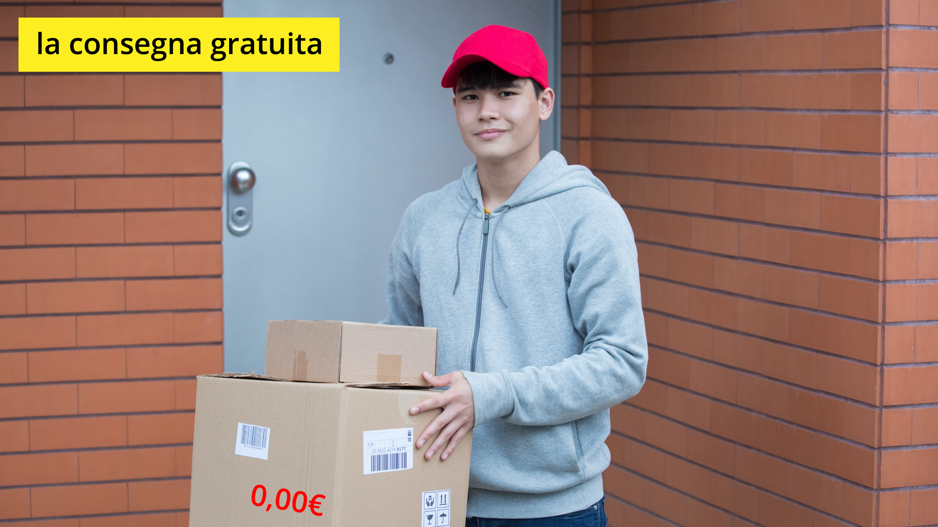 Zdjęcie przedstawia chłopaka w czapce z daszkiem i bluzie z kapturem. Chłopak trzyma w rękach dwie paczki, większą i małą. Na większej paczce widoczna jest cena 0,00 euro. Na ilustracji znajduje się napis: la consegna gratuita.