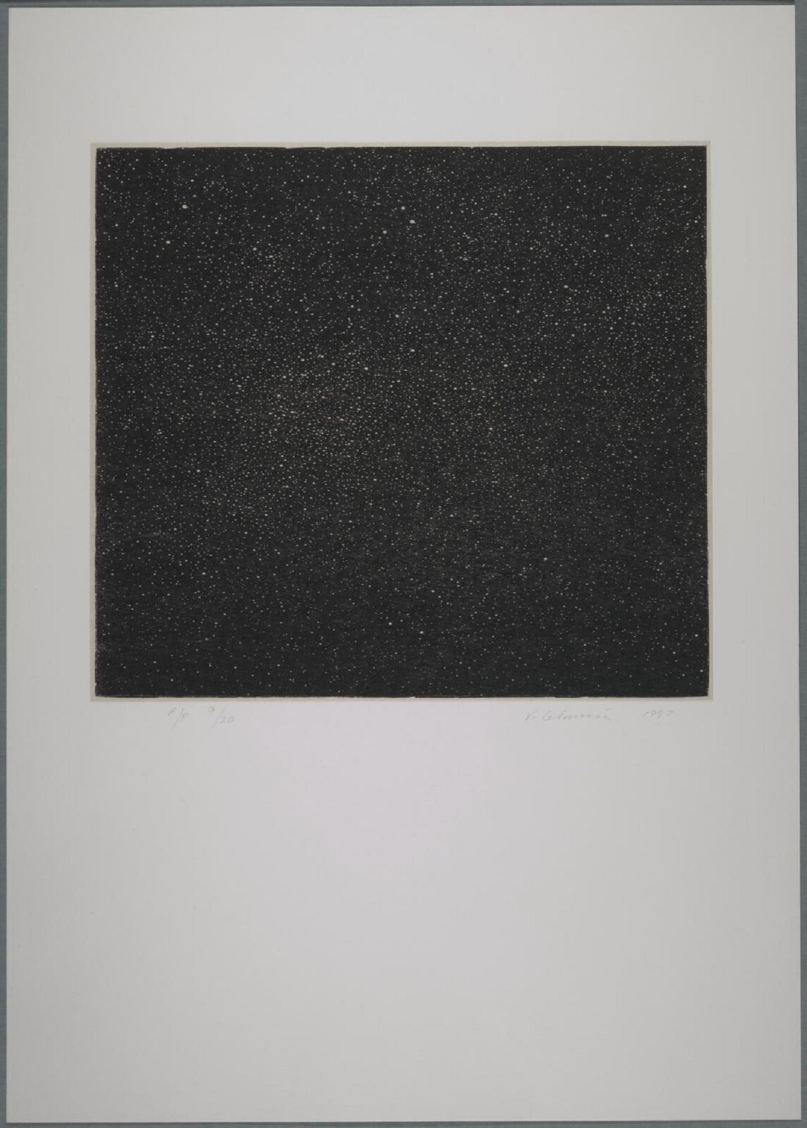 Ilustracja interaktywna przedstawia pracę autorstwa Vijli Celmins pod tytułem „Nocne niebo” i prezentuje czarne tło, na którym znajdują się liczne białe kropki – jedne mniejsze, drugie większe.