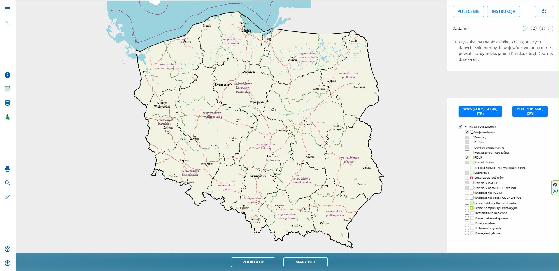 Ilustracja z widokiem na przykładowy układ planszy. W centrum planszy na szarym tle widoczna jest mapa Polski w jasnym kolorze. Jest podzielona na województwa, których nazwy są uwzględnione na mapie. Widoczne są większe miasta, rzeki i niektóre jeziora oraz fragment morza. Po lewej stronie znajduje się biały pasek, na którym widoczne są ikony. Po prawej stronie znajdują się dwa, białe prostokąty z poleceniem zadania oraz legendą do zadania. Pod mapą widoczny jest niebieski pasek, na którym znajdują się przyciski Podkłady oraz Mapy BDL.