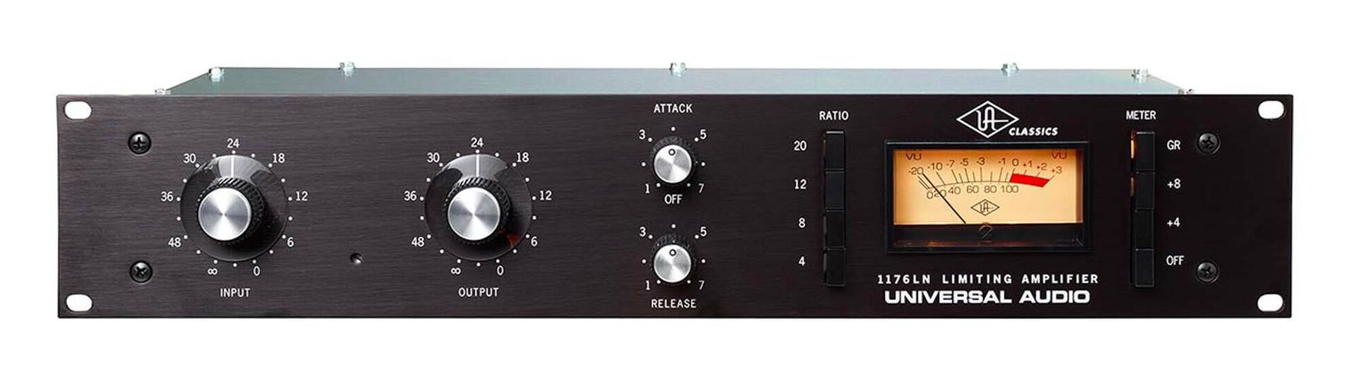 Ilustracja przedstawia kompresor/limiter w wersji hardware. Ma on kształt prostokąta i jest w kolorze czarnym. Z Lewej strony znajduje się czarno‑srebrne pokrętło. Dookoła niego są białe kropki i liczby, a od spodem znajduje się biały napis „input”. Następne pokrętło wygląda tak samo. Pod spodem znajduje się napis „output”.  Następnie są dwa mniejsze pokrętła ułożone jedno pod drugim. Kolorystyka ich jest czarno‑srebrna. Dookoła nich są białe kropki i liczby. Nad górnym pokrętłem jest napis „attack”, a pod nim „off”. Pod dolnym pokrętłem jest napis „release”. Następnie znajdują się cztery prostokątne, czarne przyciski, jeden pod drugim. Nad nimi jest biały napis „ratio”. Przed każdym przyciskiem znajduje się biała liczba. Przed pierwszym jest to „20”, następnie „12”, dalej „8”, a na końcu „4”. Kolejnym elementem jest beżowy wyświetlacz. Jest na nim oś z liczbami w kolorze czarnym oraz pole z prawej strony zaznaczone na czerwono. Nad wyświetlaczem jest białe logo w kształcie rombu z ozdobną literą „A” w środku oraz biały napis „classics”. Pod wyświetlaczem jest biały napis „1167ln limiting amplifier universal audio”. Na końcu znajdują się cztery prostokątne, czarne przyciski, jeden pod drugim. Nad nimi jest biały napis „meter”. Za każdym przyciskiem znajduje się biały napis lub liczba. Za pierwszym jest „gr”, następnie „+8”, dalej „+4”, a na końcu „off”. Po bokach panelu znajdują się po dwie czarne śrubki, a w każdym rogu są owalne, poziome otwory.