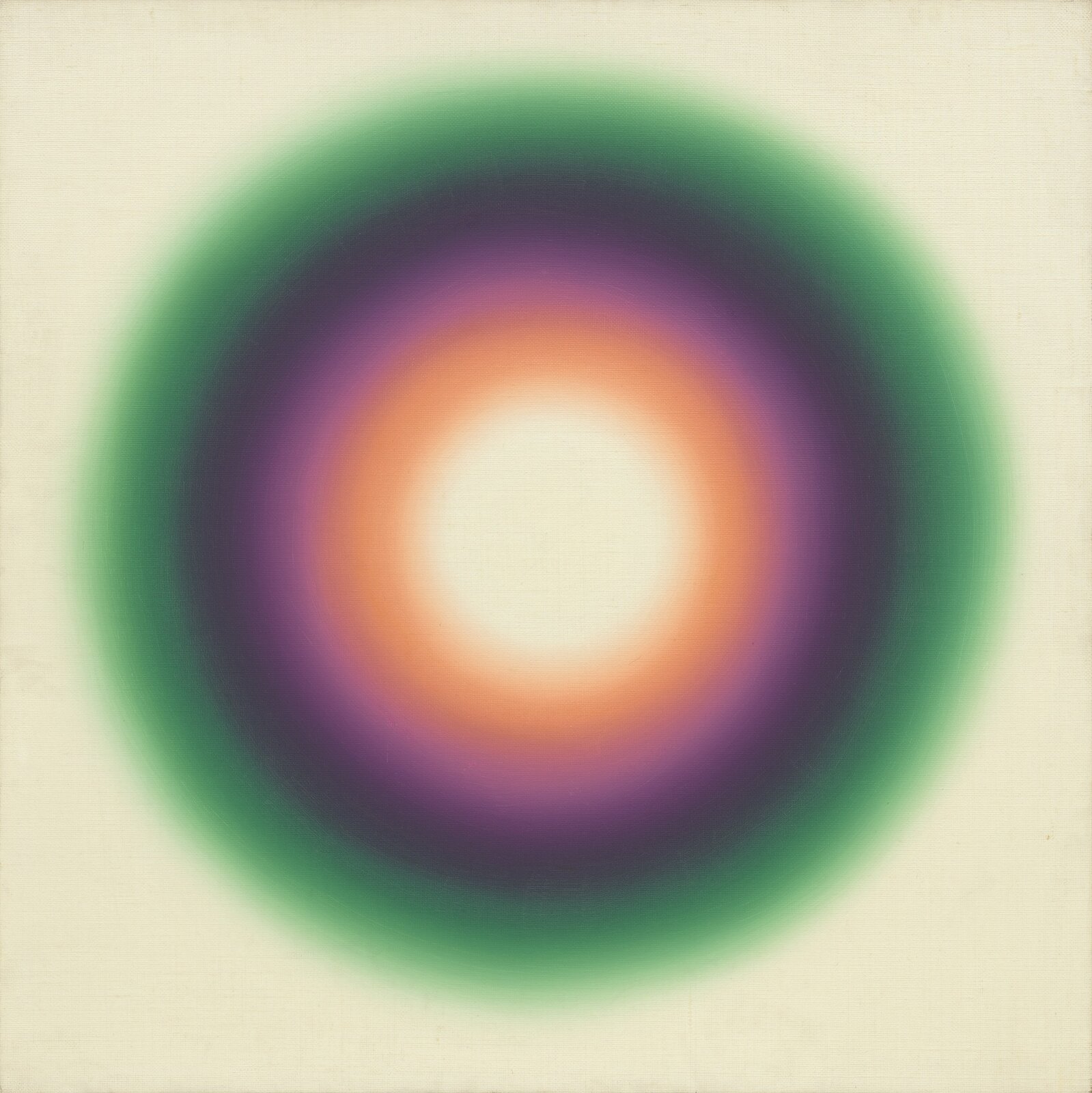 Ilustracja w formie kwadratu przedstawia kolorowe okręgi ustawione jeden w drugim na beżowym tle. Okręgi mają cztery warstwy; pierwsza zewnętrzna ma kolor zielony, druga ma kolor fioletowy, trzecia ma kolor pomarańczowy, a czwarta wewnętrzna, stanowiąca centrum, koloru jasno żółtego.