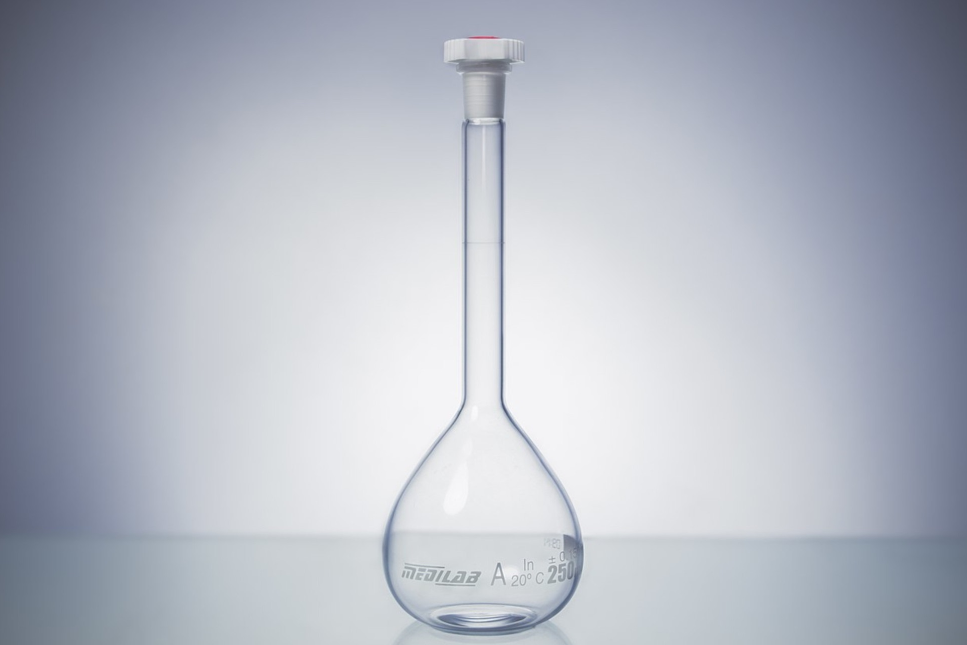 Na ilustracji ukazano pustą kolbę okrągłodenną zatkaną korkiem.