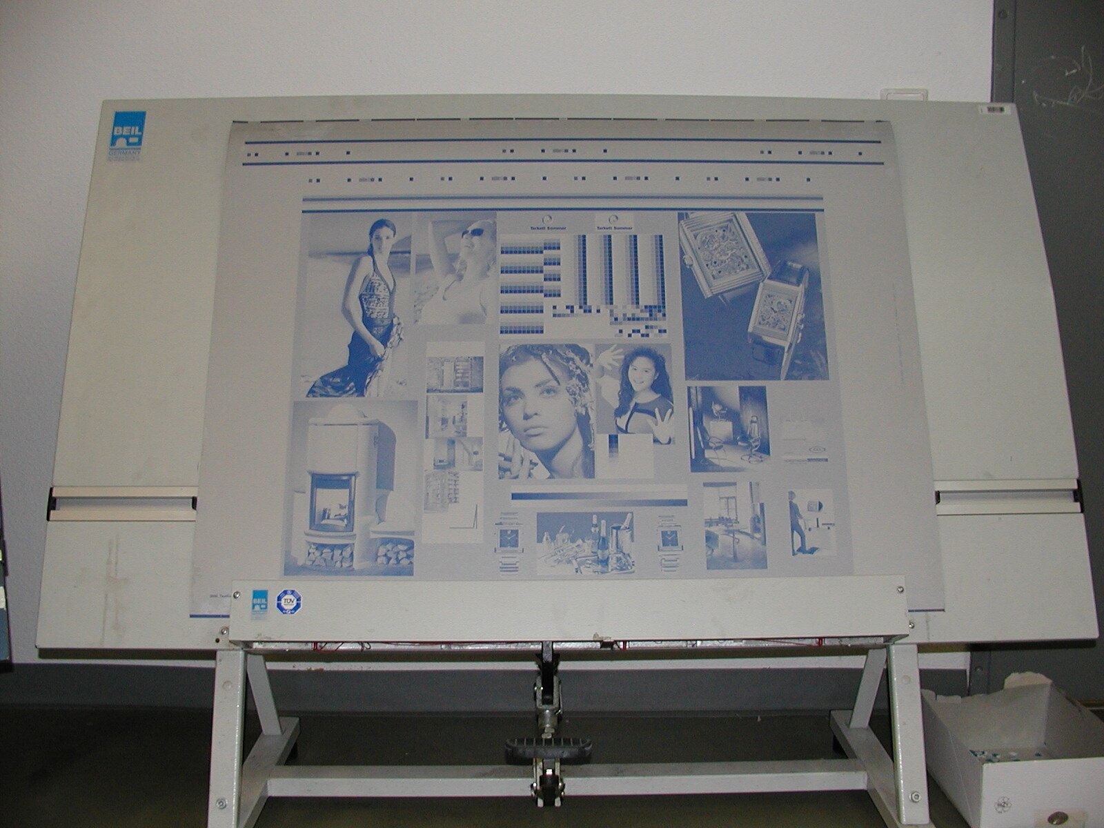 Zdjęcie przedstawia przykładową formę offsetową. Jest to rodzaj formy drukowej, na której elementy drukujące i niedrukujące znajdują się w tej samej płaszczyźnie, Podczas drukowania farba z elementów drukujących jest przenoszona na obciąg gumowy umieszczony na cylindrze pośrednim, z niego zaś na zadrukowywane podłoże. Jako podłoże form drukowych stosuje się płyty, na których powierzchni wytwarza się elementy drukujące o właściwościach oleofilowych lub oleofobowych.