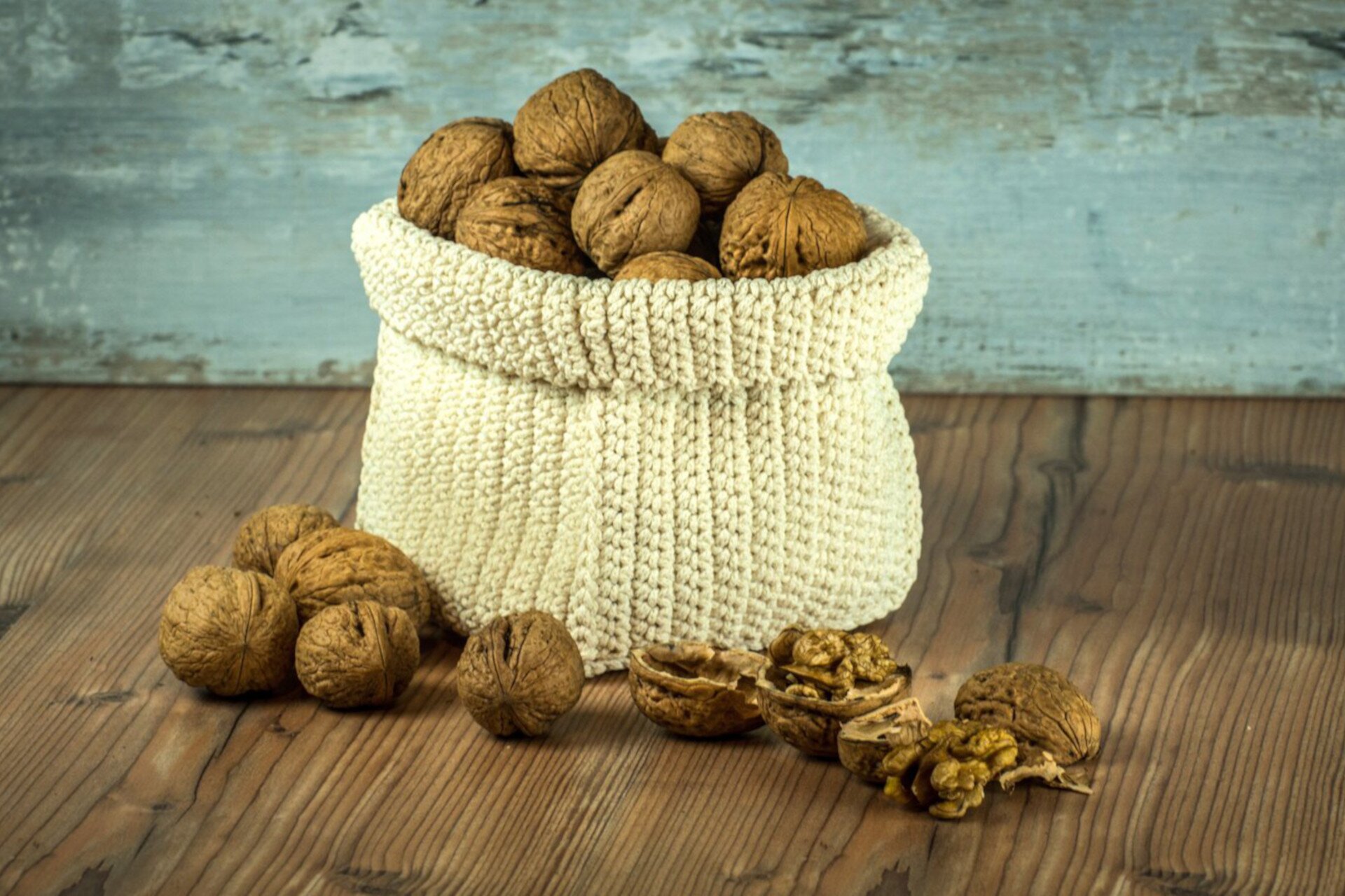 Zdjęcie przedstawia woreczek z orzechami włoskimi.