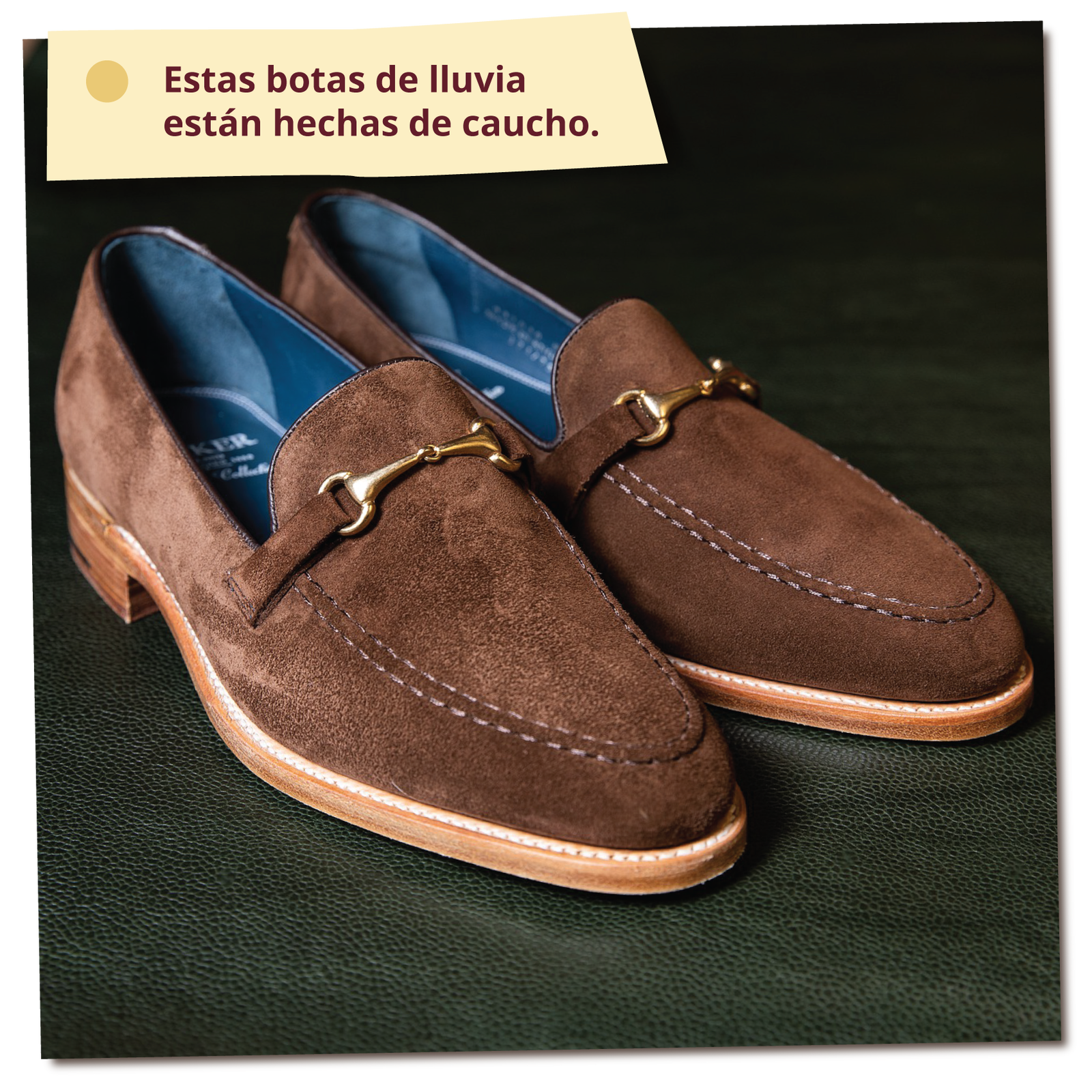 Na zdjęciu widoczna jest para brązowych, zamszowych butów leżących na podłodze. Podpis na zdjęciu: Estos mocasines están hechos de gamuza..