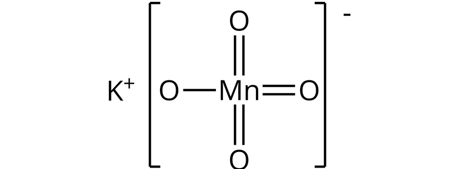 Ilustracja przedstawiająca wzór strukturalny manganianu(siedem) potasu zbudowany z kationu potasu K indeks górny, plus, koniec indeksu górnego oraz anionu manganianowego(siedem), który reprezentuje znajdujący się w nawiasie kwadratowym atom manganu połączony za pomocą wiązań podwójnych z trzema atomami tlenu oraz za pomocą wiązania pojedynczego z jednym atomem tlenu. Względem nawiasu kwadratowego w indeksie górnym znajduje się znak minus.