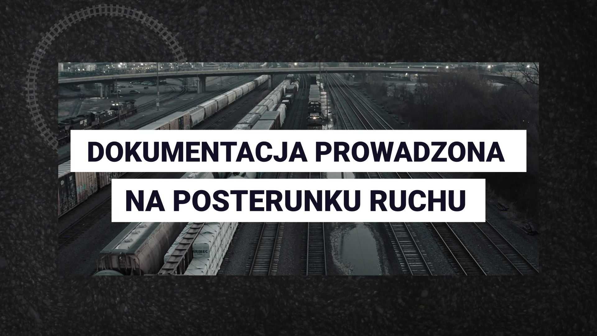 Zrzut ekranu przedstawia przykładowy ekran filmu. Na zrzucie ekranu widoczny jest tytuł filmu Dokumentacja prowadzona na posterunku ruchu, widoczny na białym pasku na tle zdjęcia torowiska na którym stoją pociągi.