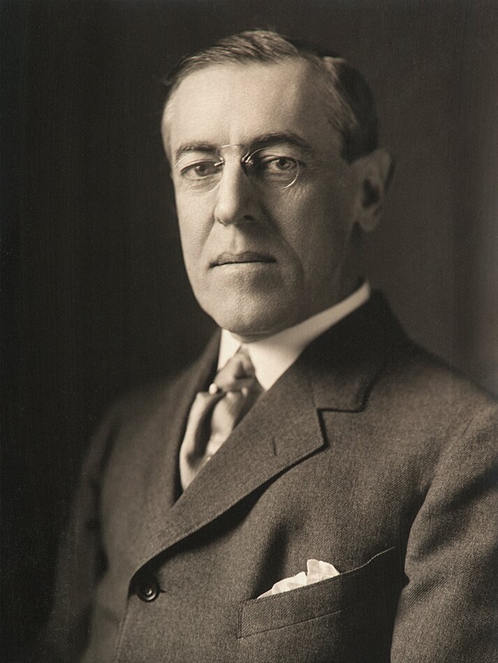 Fotografia czarno-biała przedstawiająca portret Woodrowa Wilsona.