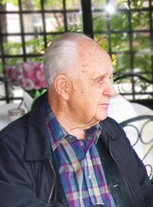 Portret profesora Wacława Szybalskiego. Jest to starszy mężczyzna. Ubrany jest w koszulę i kurtkę. Widoczny jest jego prawy profil.