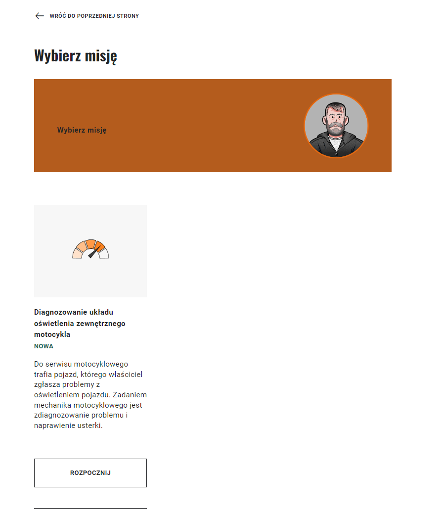 Grafika przedstawia wybór misji w grze. U góry nagłówek: Wybierz misję. Poniżej zdjęcie mechanika motocyklowego i jeden poziom do wyboru z następującym opisem: do serwisu motocyklowego trafia pojazd, którego właściciel zgłasza problemy z oświetleniem pojazdu. Zadaniem mechanika motocyklowego jest zdiagnozowanie problemu i naprawienie usterki. Poniżej przycisk ROZPOCZNIJ.