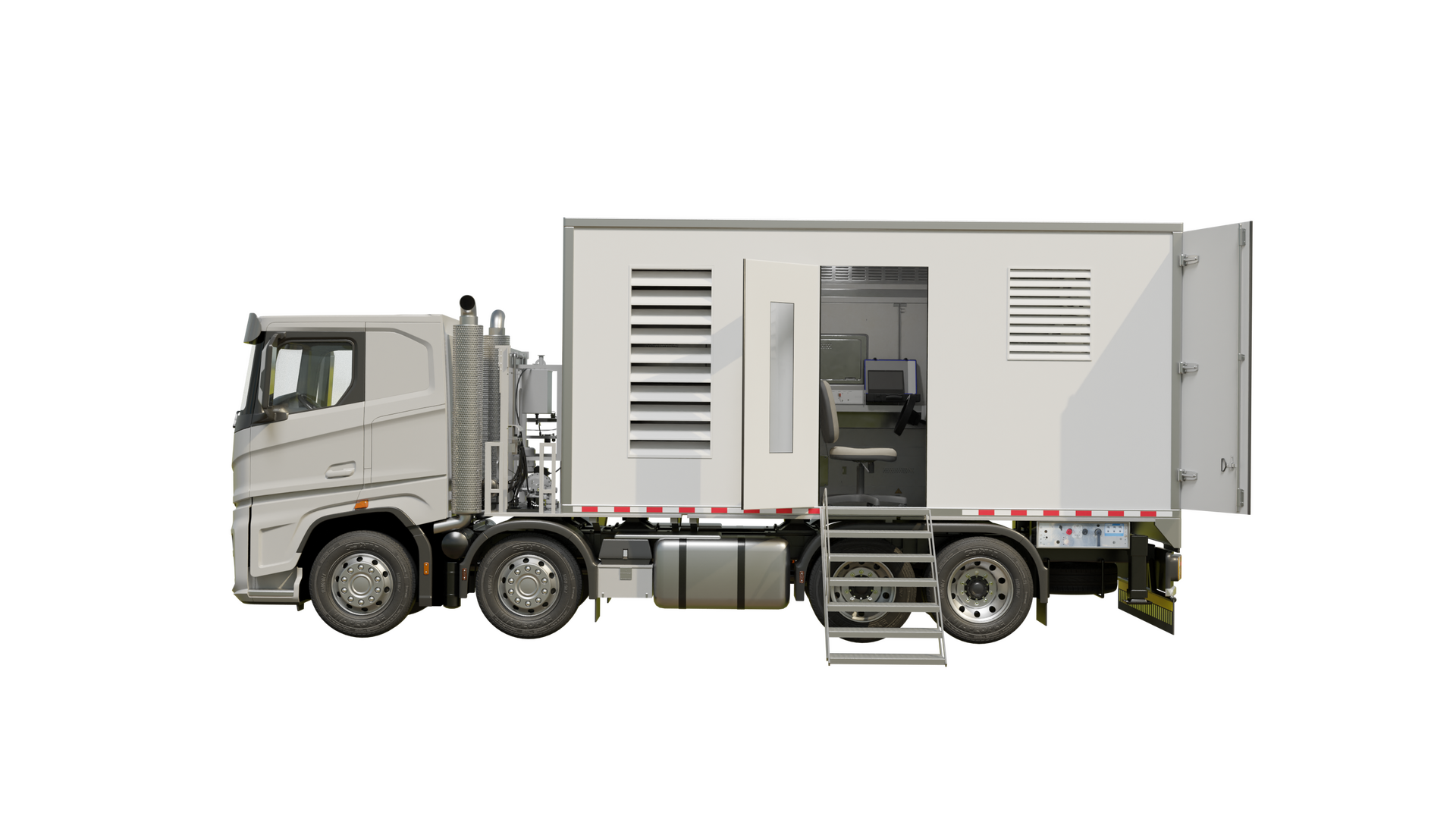 Na zdjęciu widoczne jest animowane urządzenie sterująco‑rejestrujące na podwoziu ciężarówki. Za kabiną ciężarówki znajduje się biała obudowa o kształcie prostopadłościanu. W punkcie stanowiącym połowę długości naczepy umieszczona jest drabinka oraz drzwi wykonane w obudowie. Drzwi są uchylone. W środku obudowy widać stanowisko komputerowe znajdujące się przy stole.