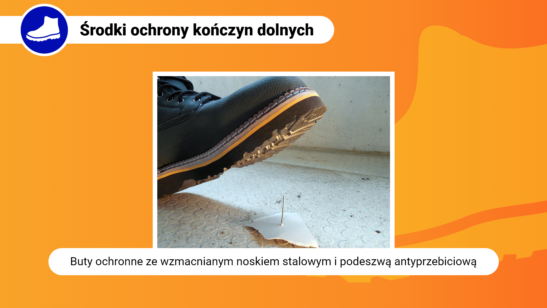Zdjęcie w ramce z podpisem: buty ochronne ze wzmacnianym noskiem stalowym i podeszwą antyprzebiciową. Przedstawia zbliżenie na uniesiony czarny but na grubej podeszwie. Pod butem na podłodze gwóźdź wbity w kartkę.