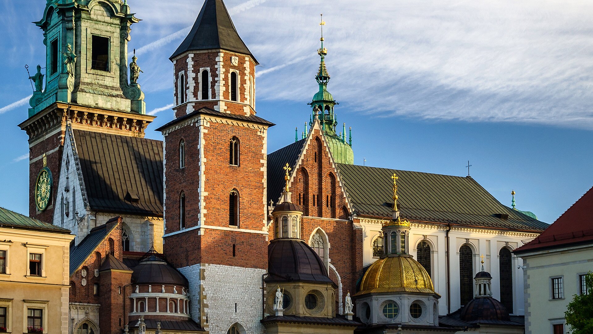 Fotografia barwna przedstawiająca Królewską Bazylikę archikatedralną Świętych Stanisława i Wacława na Wawelu.