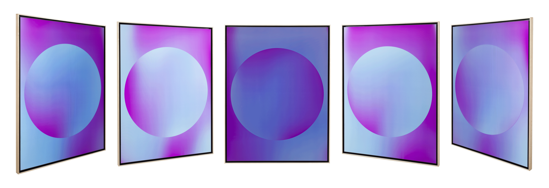 Ilustracja przedstawia obraz z pięciu stron - jeden z widoku centralnego oraz po dwa widoki z lewej strony i z prawej strony. Dzieło sztuki jest prostokątne, posiada ramkę, której zewnętrzna linia jest beżowa, a wewnętrzna – czarna. W środku widoczne jest różowo‑pomarańczowe tło, w której widać okrągłą wklęsłość. Ilustracja obraca się, zmieniając kolory tła oraz okręgu na ciemniejszy lub jaśniejszy. Gdy obraz obraca się w prawą stronę – tło staje się różowe, zaś środek jest niebieski. Natomiast, gdy obraca się w lewą stronę tło nabiera przewagi koloru niebieskiego, jego środek jest również niebieski. Ilustracja prezentuje różny odbiór obrazu - pod innym kątem jego barwy się zmieniają.