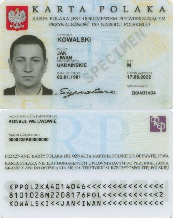 Zdjęcie przestawia awers i rewers Karty Polaka. Na awersie znajduje się na niej polskie godło, zdjęcie właściciela i jego dane osobowe (imię, nazwisko, obywatelstwo, data urodzenia, płeć), a także numer karty, termin ważności i podpis właściciela. Na rewersie wskazany jest organ wydający Kartę Polaka, numer ewidencyjny i informacja: Karta Polaka nie oznacza nabycia polskiego obywatelstwa. Karta Polaka nie jest dokumentem uprawniającym do przekraczania granicy ani do osiedlania się na terytorium RP.