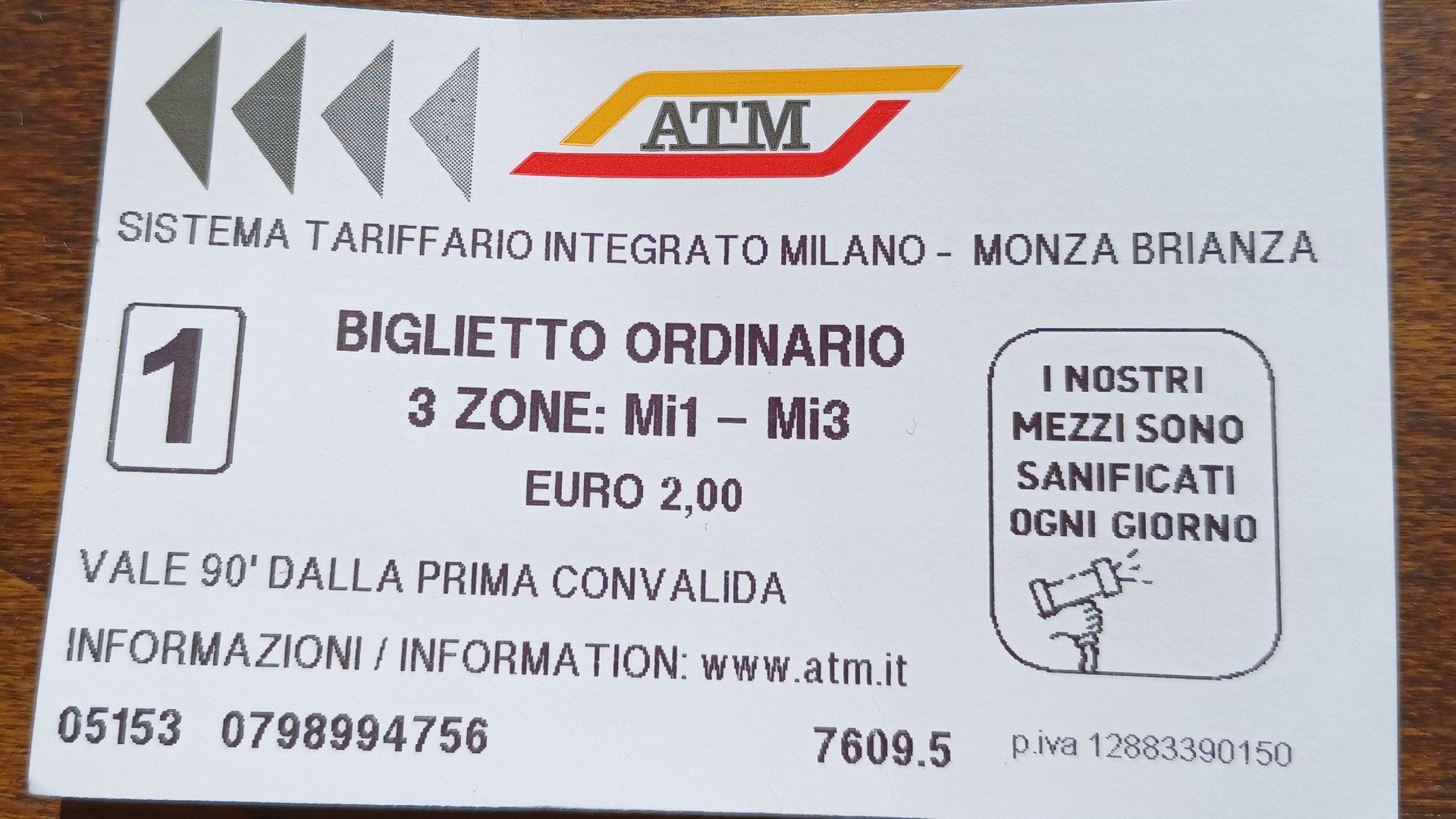 Zdjęcie przedstawia bilet na metro. Na bilecie znajdują się następujące dane: ATM. Sistema tariffario integrato Milano - Monza Brianza. 1, Biglietto ordinario. 3 zone: Mi1 - Mi3. Euro 2,00. Vale 90 dalla prima convalida. Informazioni/ Information: www.atm.it. I nostri mezzi sono sanificati ogni giorno.