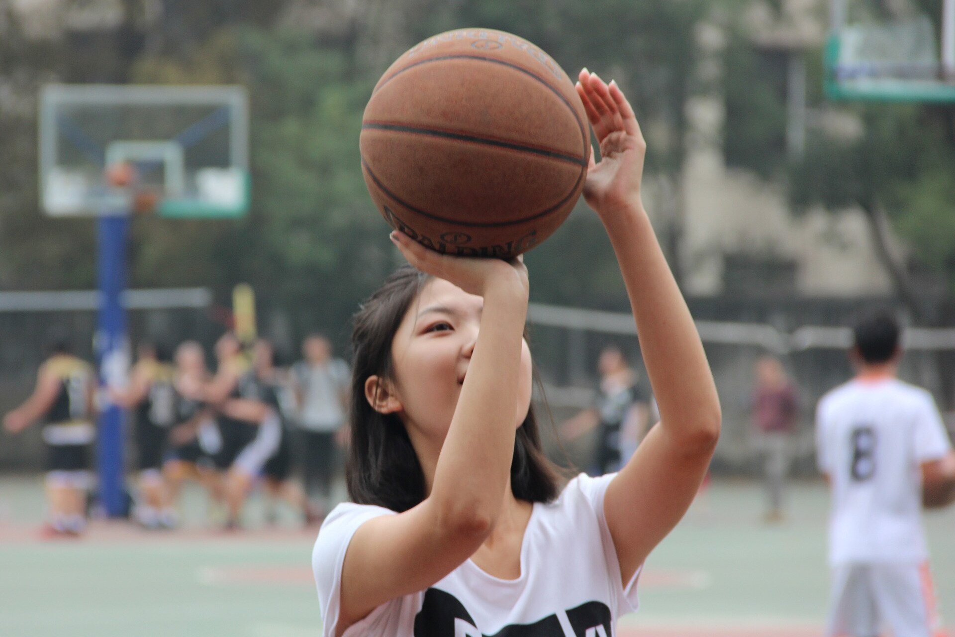 Ilustracja przedstawia dziewczynkę grającą w koszykówkę 