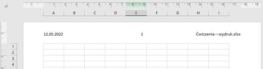 Ilustracja ukazuje arkusz z nagłówkiem. Nad wierszami i kolumnami arkusza po lewej stronie jest zapis: 12.05.2022, na środku jest 1, po prawej stronie: Ćwiczenia - wydruk.xlsx. Nad arkuszem jest podziałka z liczbami oraz oznaczenia literowe od A do I. Na zielono zaznaczono odcinek od 7,5 do 9, to kolumna E. 