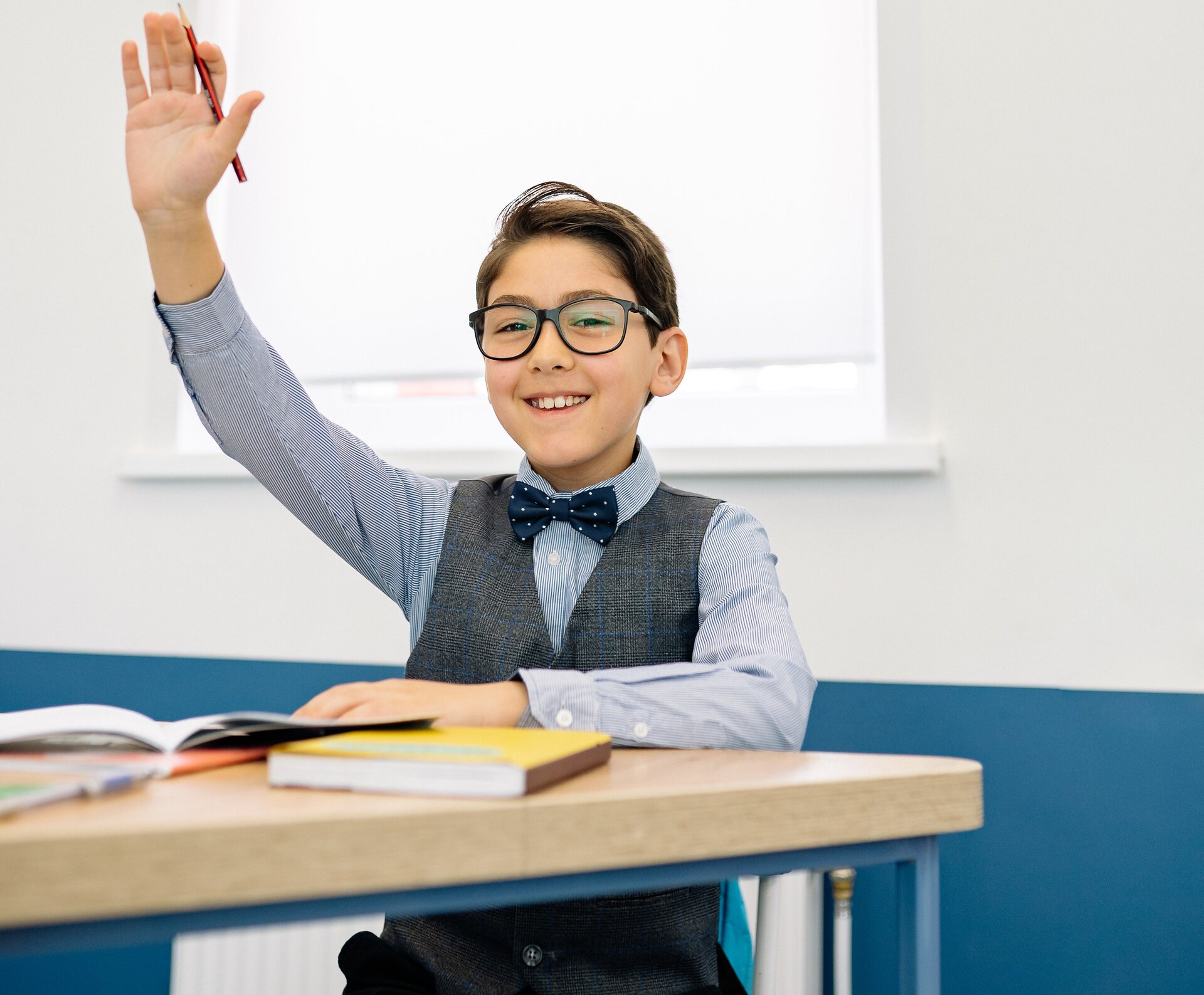 Ilustracja przedstawia zgłaszającego się ucznia.