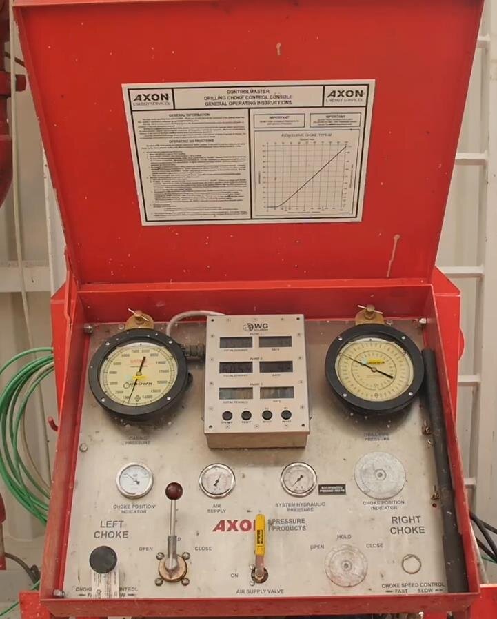 Na zdjęciu widoczna jest konsola stacji do hydraulicznego sterowania prewenterami oraz zasuwami hydraulicznymi. Konsola umożliwia kontrolę oraz korzystanie ze stacji. Na ekranie widoczna jest otwarta skrzynka. Na wieku skrzyni znajduje się instrukcja. Wewnątrz znajdują się dwie duże tarcze manometrów, a pomiędzy nimi wyświetlacz w kształcie prostopadłościanu z różnymi danymi. Poniżej znajdują się trzy małe tarcze ze wskazówkami. Pod tarczami znajdują się dwie dźwignie oraz przycisk dławienia.