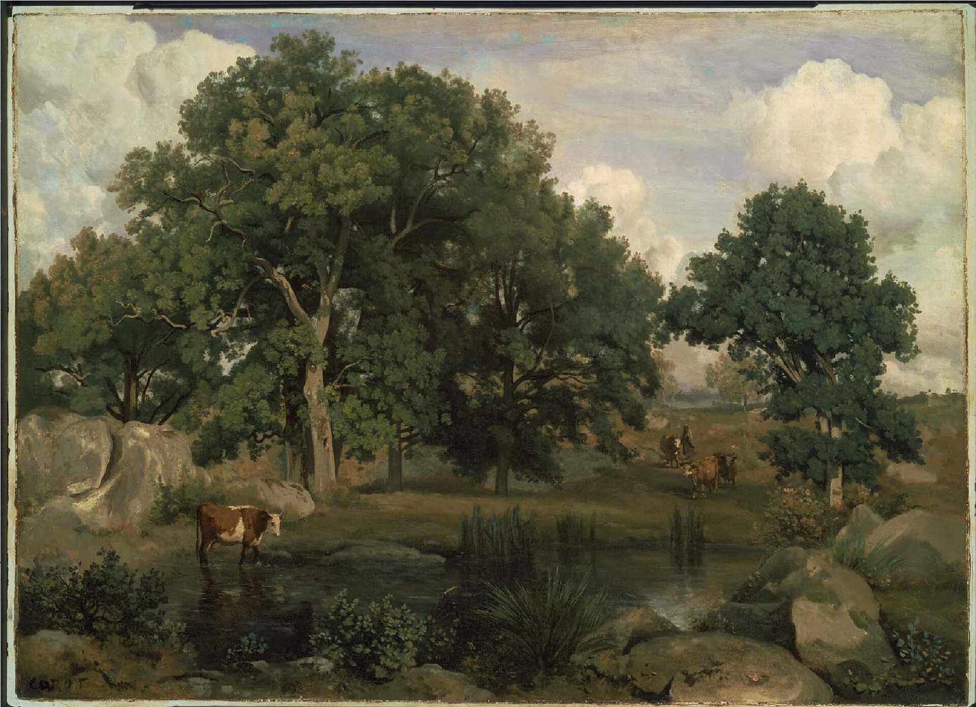 Ilustracja przedstawia obraz olejny „Las  Fontainebleau  [czytaj: fątęblo]”, autorstwa  Jean Baptiste Camille Corot  [czytaj: żą baptist kamij koro]. Płótno ukazuje pejzaż wiejski. Na pierwszym planie znajduje się staw otoczony porośniętymi roślinnością głazami. Na drugim brzegu artysta namalował zagajnik z rozłożystymi, liściastymi drzewami. Po lewej stronie kompozycji, nad taflą wody zatrzymała się łaciata, biało‑brązowa krowa. Po prawej stronie znajduje się reszta idącego do wodopoju stada. Nad pejzażem góruje niebieskie niebo zasnute kłębami gęstych, białych chmur. Obraz jest typowym przykładem sztafażu, gdzie umieszczone w pejzażu postacie ludzi i zwierząt, stanowią jedynie jego element, a nie główny temat dzieła. Kompozycja utrzymana została w ciepłej, wąskiej gamie barw z dominantą zieleni.