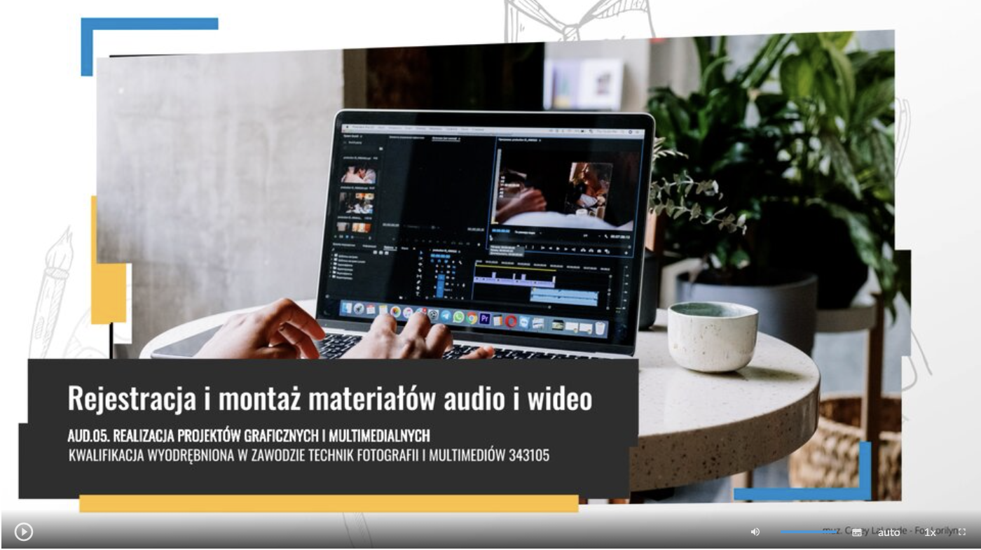 Grafika przedstawia widok ekranu odtwarzania filmu instruktażowego. Widoczny jest monitor laptopa stojący na okrągłym stoliku, w tle wystrój pomieszczenia. Na klawiaturze laptopa widoczne dwie dłonie dotykające klawiatury. W lewym dolnym rogu widoczny jest napis z białych liter na czarnym tle – tytuł filmu Rejestracja i montaż materiałów audio i wideo, oraz AUD.05. Realizacja projektów graficznych i multimedialnych kwalifikacja wyodrębniona w zawodzie Technik fotografii i multimediów 343105.