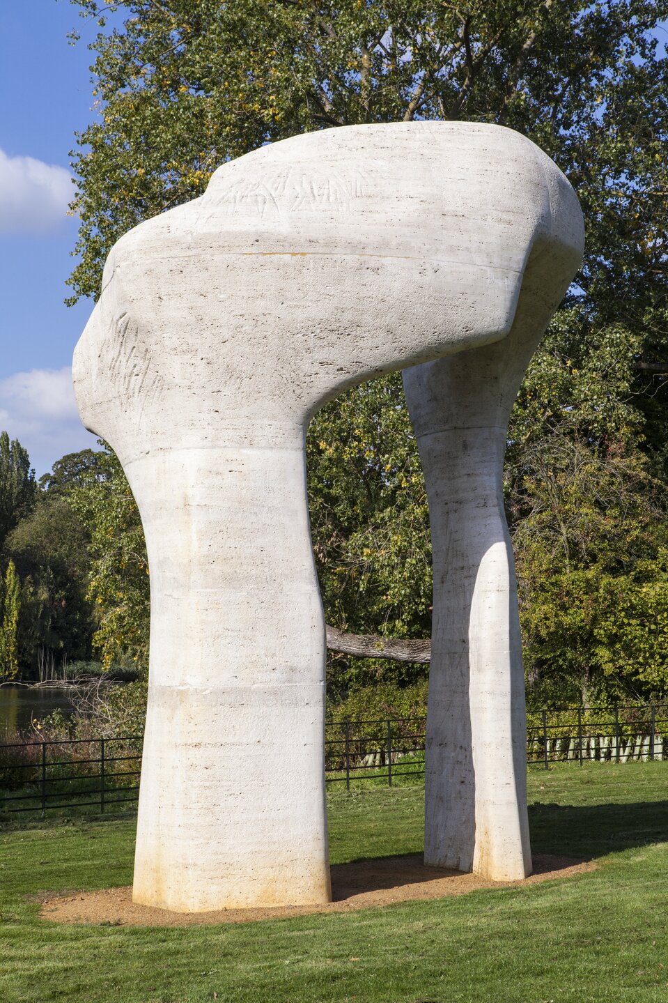 Ilustracja przedstawia rzeźbę autorstwa  Henrego Moorea. Łuk kamienny znajduje się w Ogrodach Kensington. Jest to rzeźba abstrakcyjna, plenerowa, wolnostojąca Jest  ogromnych rozmiarów, kształt ma nieregularny. Rzeźba kontrastuje z otoczeniem poprzez zestawienie bieli kamienia, z którego jest wykonana z zielenią roślin. W tle widoczny są drzewa i staw.