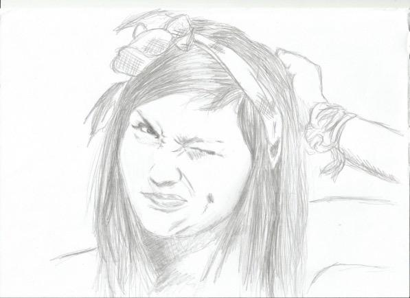 Rysunek przedstawia dziewczynę o średniej długości rozpuszczonych włosach, na które ma nałożoną opaskę z kokardą. Ma lewe oko zmrużone, a jej twarz przedstawia grymas. Jej usta są zaciśnięte. Widoczny jest dołek w policzku. Rękę trzyma za głową. Na nadgarstku ma zawiązany sznurek. 
