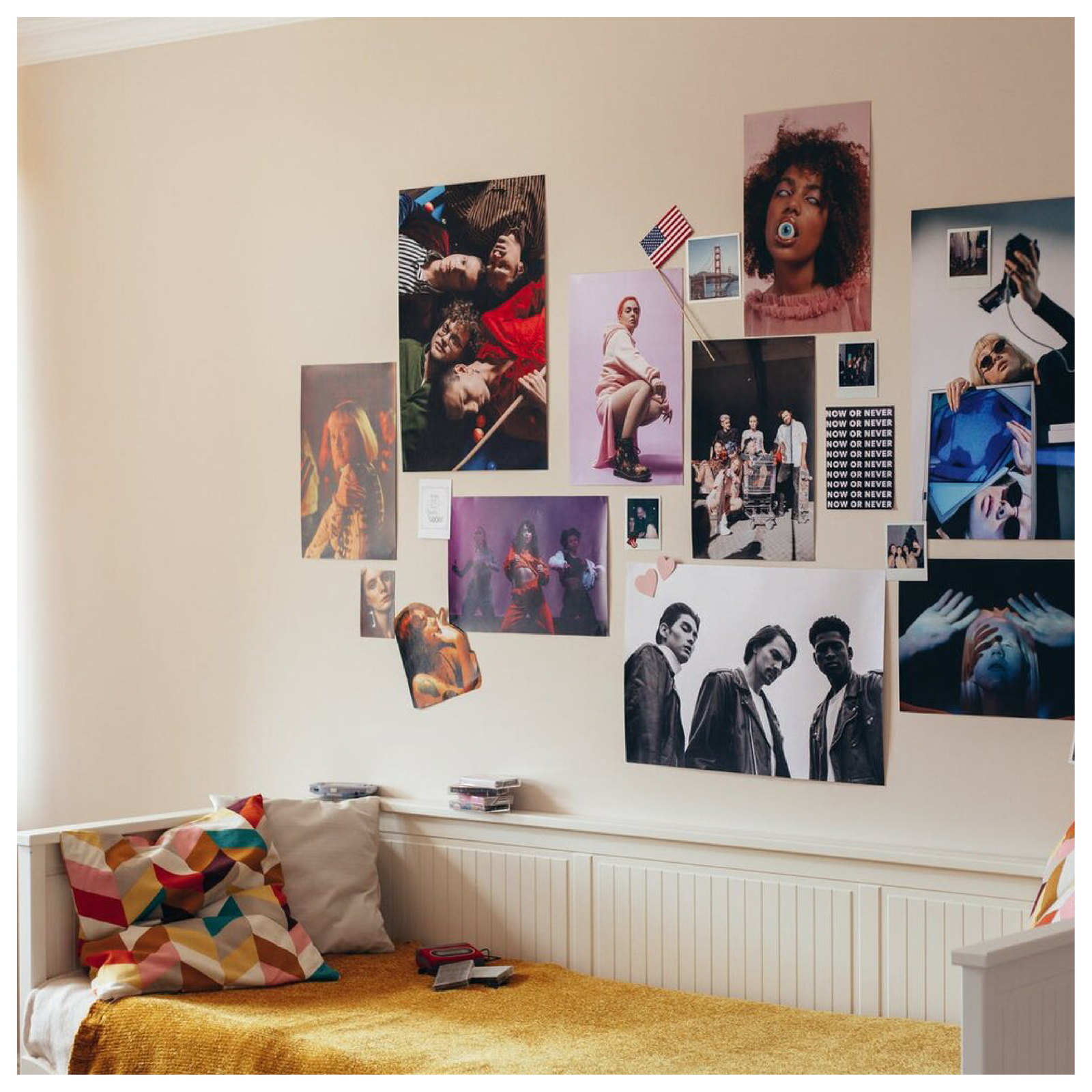 Na ilustracji przedstawiono fragment pokoju. Widoczne jest łóżko nad którym na ścianie wiszą plakaty.