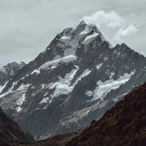 Fotografia przedstawia górskie szczyty niezupełnie pokryte śniegiem.