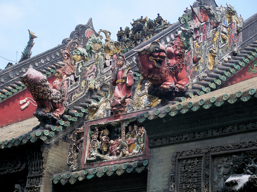 Ilustracja przedstawia dachy Świątyni Rodziny Chen w kantonie (Chiny) z porcelanowymi ozdobami.