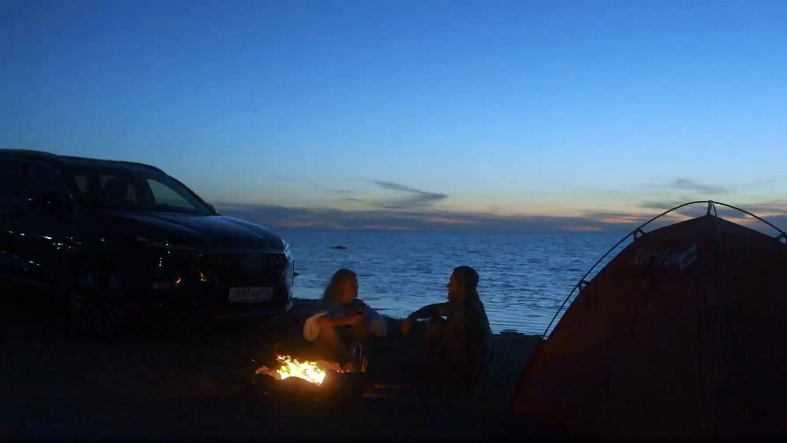   6. Im Urlaub sind wir auch in der Nacht aktiv.

Manchmal versucht man, den Tag zu verlängern und auch in der Nacht aktiv zu sein, damit die schönen Momente des Urlaubs länger andauern. Bei einem Nachtspaziergang können wir nach der Hitze des Tages Erfrischung und Erholung finden, und die Gedanken können zur Ruhe kommen.

Ilustracja ukazuje malowniczą scenę o zachodzie słońca. Kobieta i mężczyzna siedzą przy ognisku tuż obok nich rozbity jest namiot. W tle rozciąga się spokojne morze.
