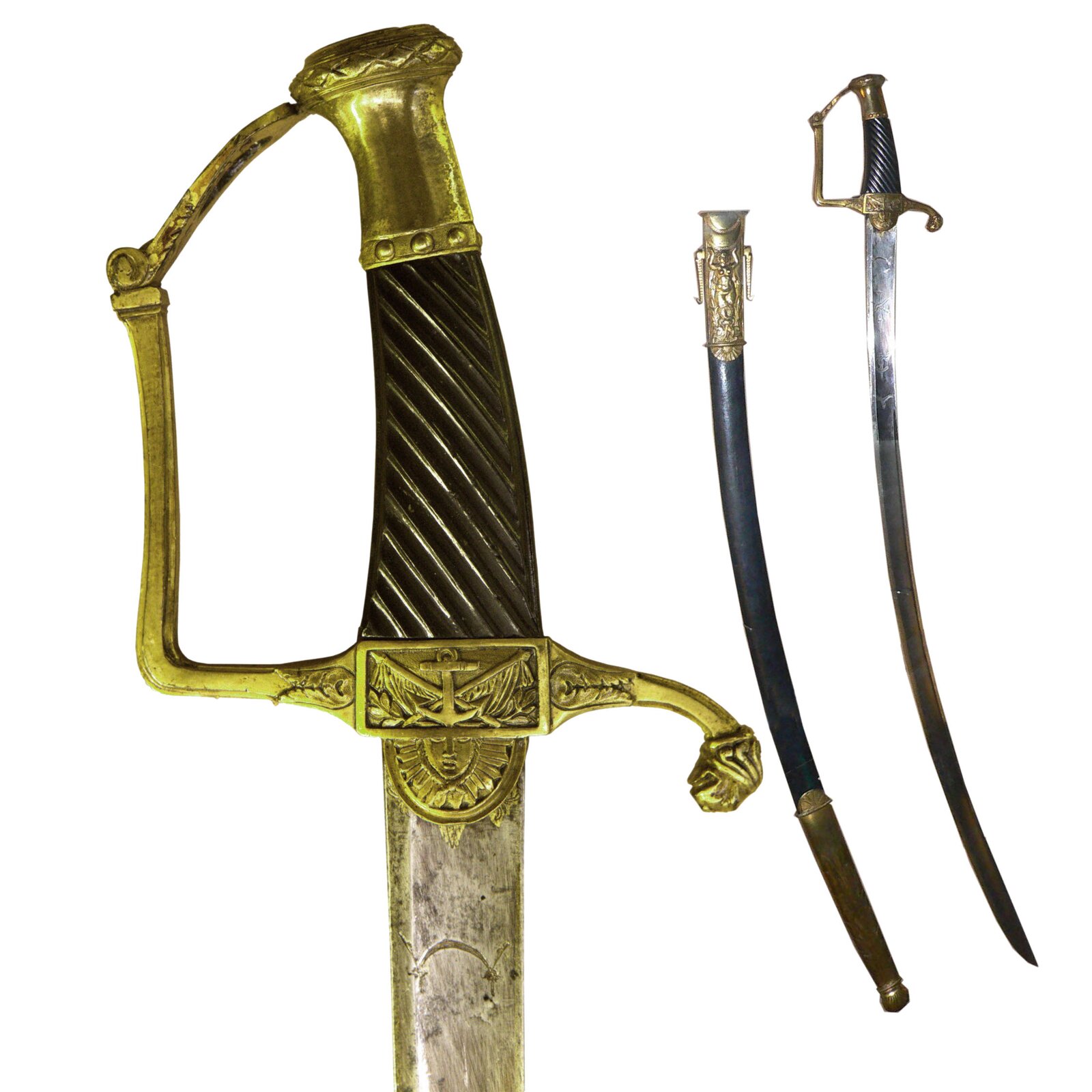 Zdjęcie przedstawia rękojeść szabli ze zdobieniami pokazaną z bliska. Ma złote zdobienia przy rękojeści. Obok widoczna jest cała szabla wraz z pochwą. Tło jest białe.